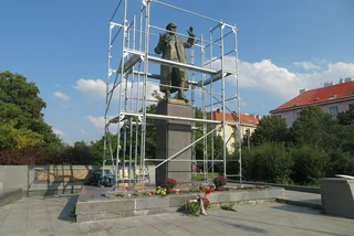Man ties himself to Prague's Konev statue, protests against its relocation
