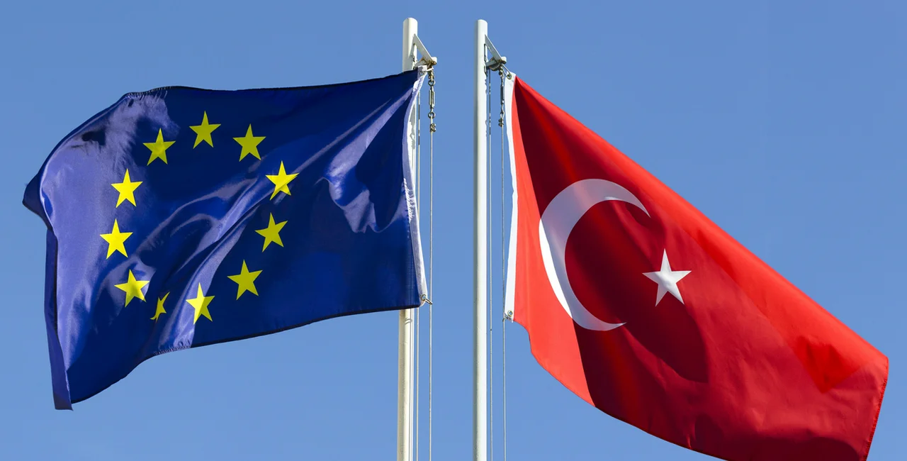 Flags of the European Union and Turkey (Illustrative image)