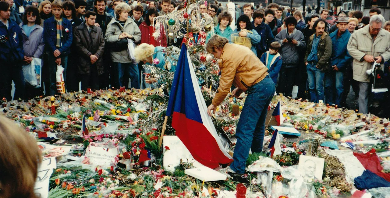 Václav Havel and protesters commemorate the struggle for Freedom and Democracy at Prague memorial during 1989 Velvet Revolution (via Wikimedia / MD)