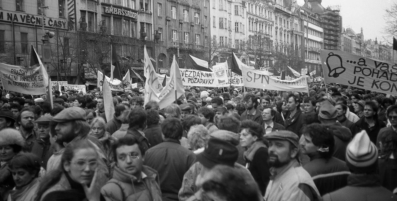 Protesters fill Prague's Wenceslas Square during the Velvet Revolution in 1989 (via Wikimiedia / Josef Šrámek ml.)