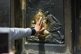 Touching Prague statues and other tourist rituals may be too 'hands-on' for your health, say scientists
