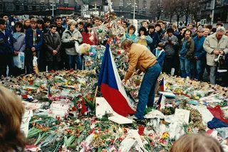 
Vaclav Havel and protesters commemorate the struggle for Freedom and Democracy at Prague memorial during 1989 Velvet Revolution (photo CC BY-SA 3.0 @MD)