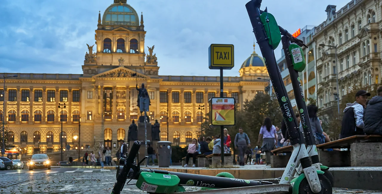 Lime scooters on Prague's Wenceslas Square (via iStock.com / Thomas Demarczyk)