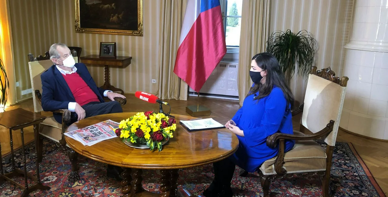Czech President Miloš Zeman with a Blesk.cz journalist via Facebook / Miloš Zeman - prezident České republiky