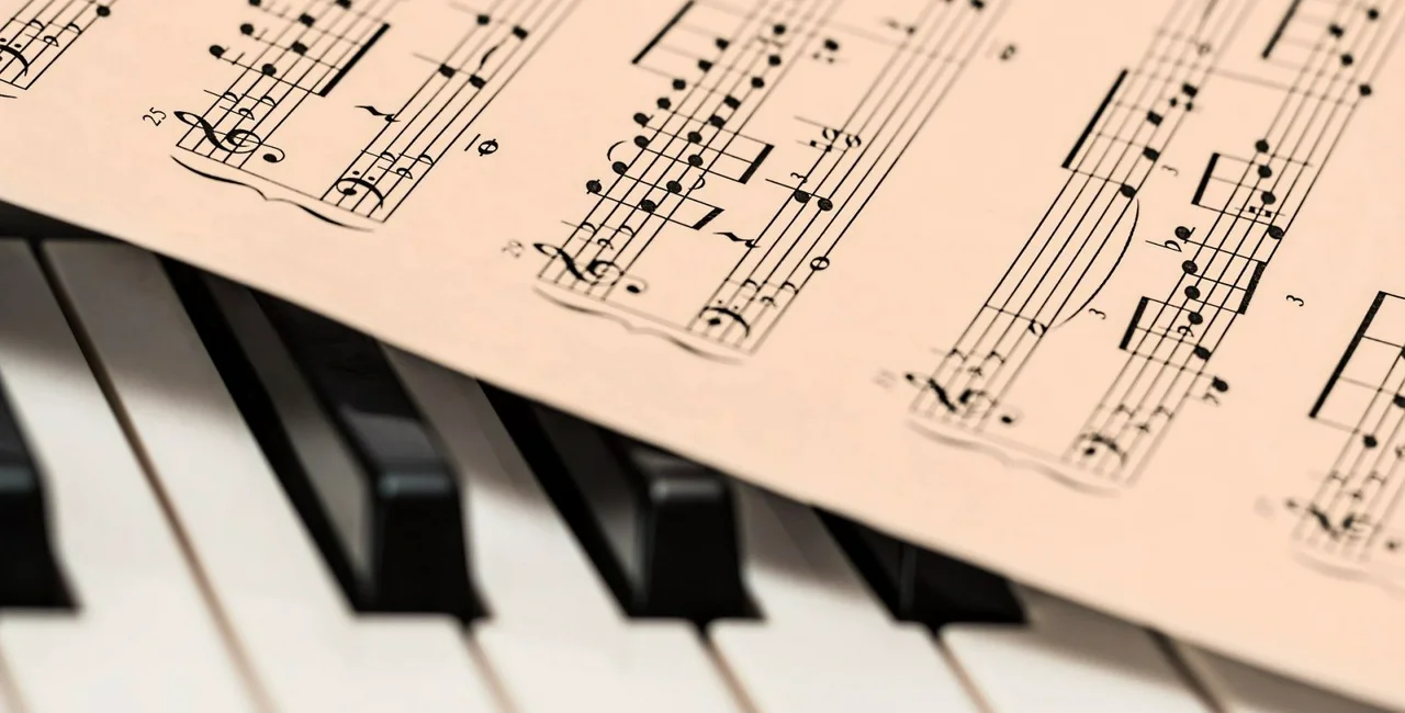 Piano with sheet music by Steve Buissinne from Pixabay 