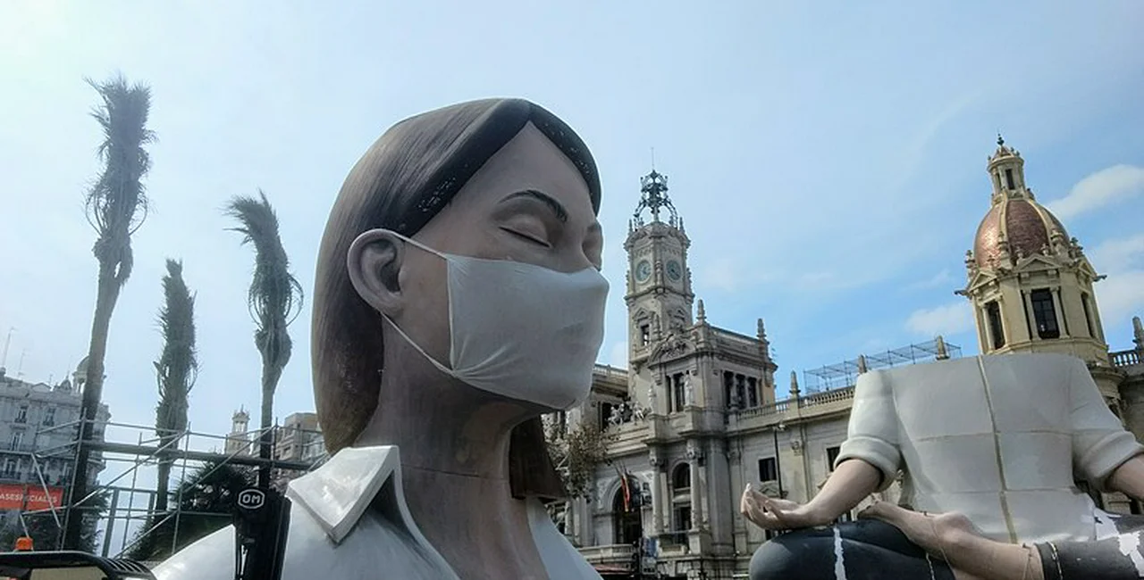 Statue in Valencia, Spain with a face mask; photo creative commons: Francesc Fort / CC BY-SA 