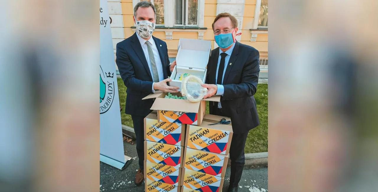 Prague Mayor Zdeněk Hřib and FNKV director Petr Arenberger accept the ventilators /via Twitter