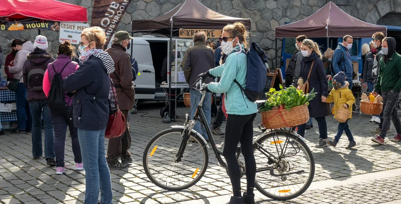People with face masks shopping at the Naplavka farmers market in Prague via iStock / Madeleine_Steinbach