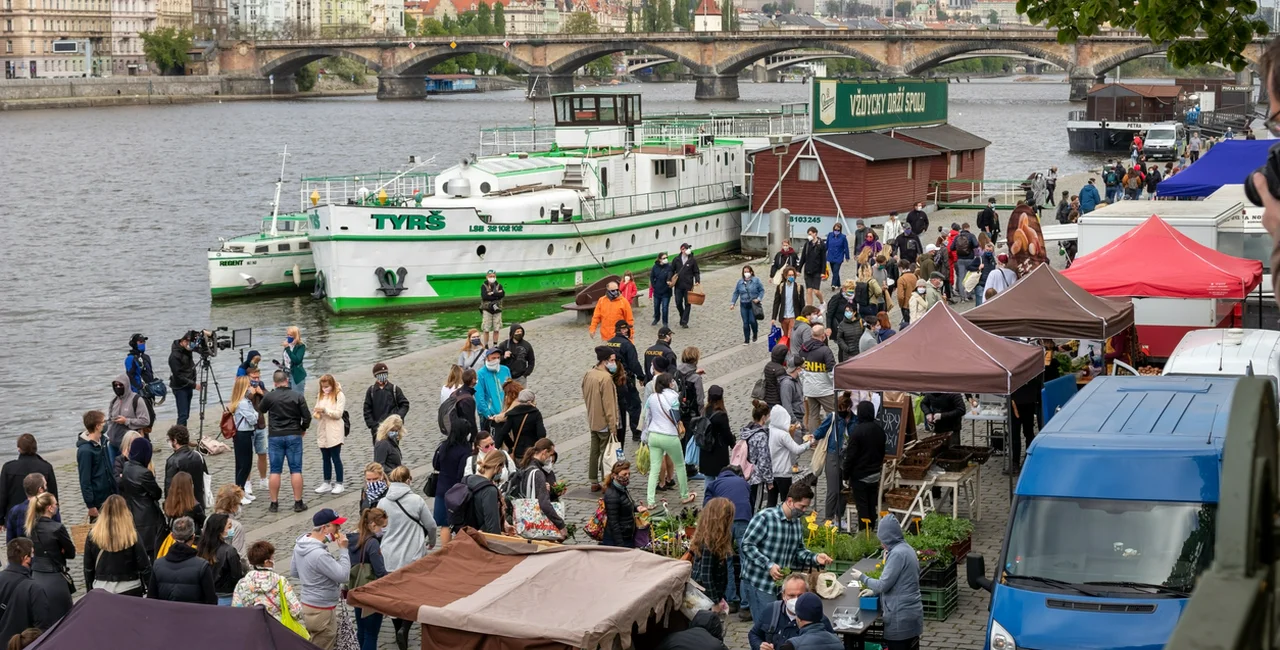 Naplavka farmers' market in Prague, with people wearing face masks and observing social distancing rules.  (iStock / Madeleine_Steinbach)