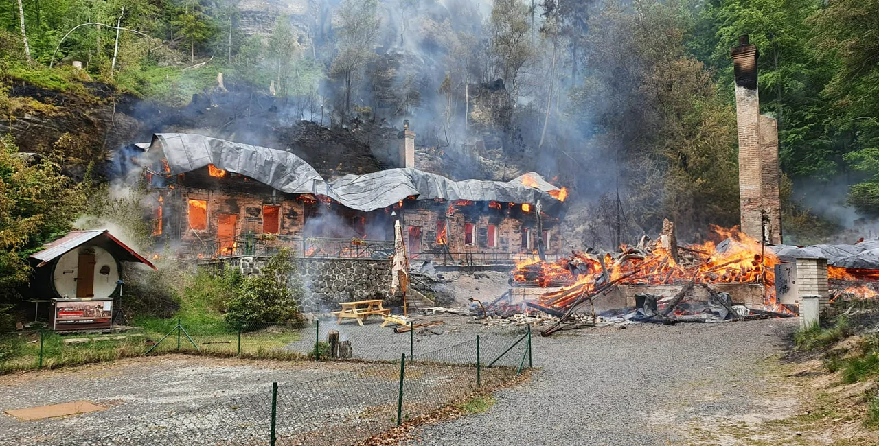 Na Tokání cottages on fire via HZS Ústeckého kraje