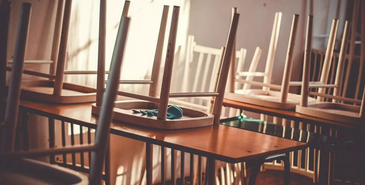 Classroom with chairs on tables via Juraj Varga from Pixabay 