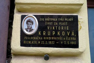 Plaque on Karmelitská Street for a woman killed in the Prague Uprising / via Raymond Johnston