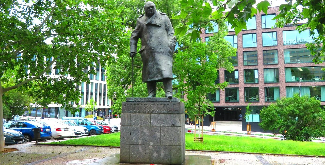 Statue of Winston Churchill after cleaning / via Raymond Johnston