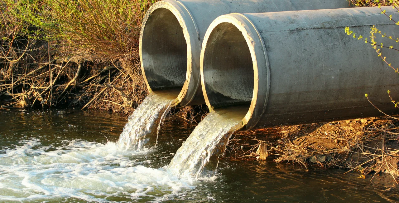 Discharge of sewage into a river / iStock photo @aquatarkus