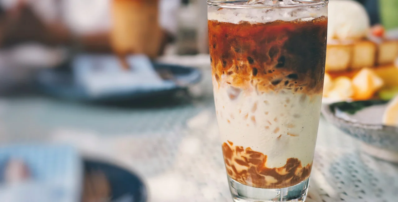 Illustrative image of iced coffee on a cafe table / iStock photo @IamSuperPear