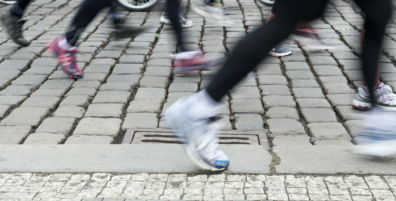Marathon runners on Prague cobblestones via iStock / Beba73