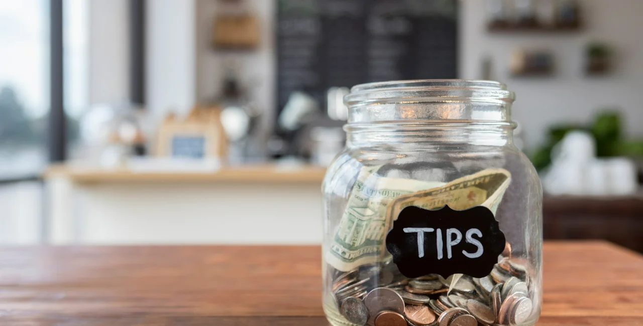 Prague wine bar encourages tipping policy; urges Czechs to be better tippers