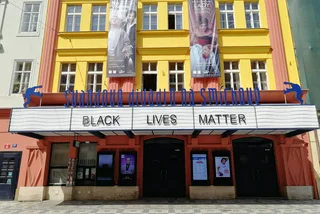 Prague theater Švandovo divadlo shows support for Black Lives Matter, meets online backlash