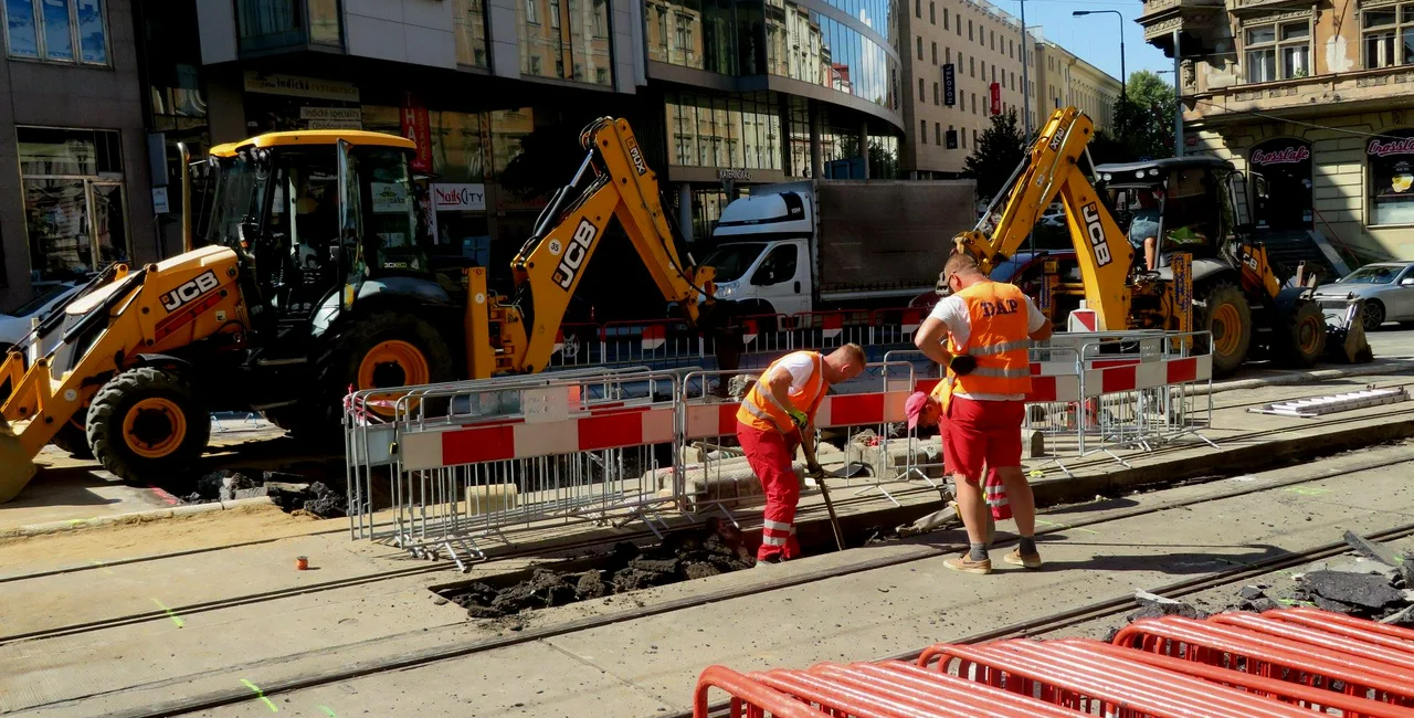 Workers repair the tracks near I.P. Pavlova / via Raymond Johnston