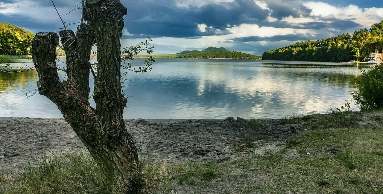 Máchovo jezero Lake via iStock / Myslitel