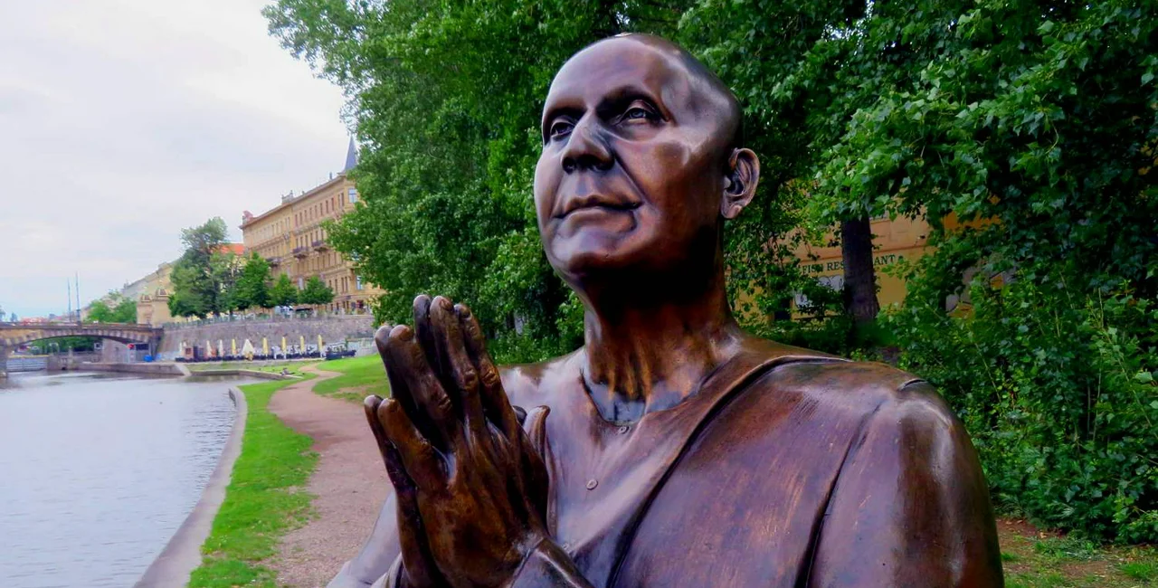 Statue of Sri Chinmoy at Kampa / via Raymond Johnston