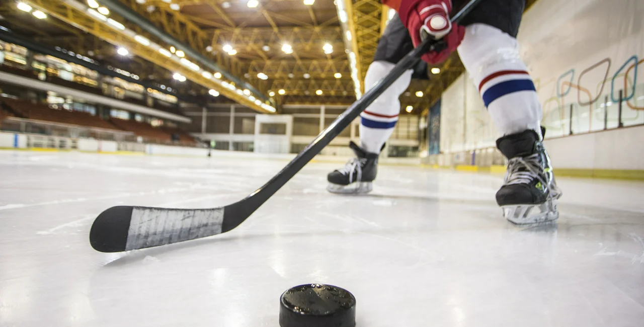 Hockey player on the ice (via iStock.com / GoodLifeStudio)