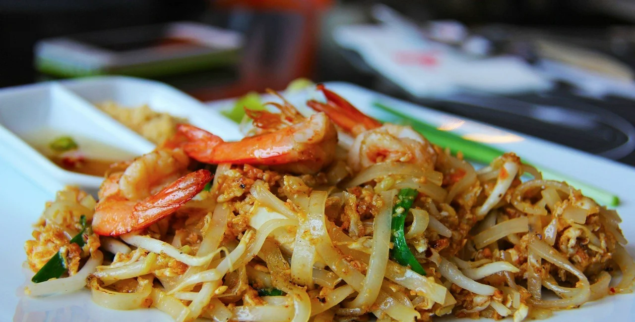 shrimp pad thai / photo via VisualHunt