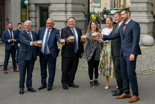 U.S. Secretary of State Mike Pompeo commemorates end of WWII in Plzeň, calls Pilsner Urquell beer "amazing"