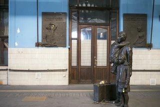 Newly repaired Sir Nicholas Winton statue unveiled at Prague's main train station