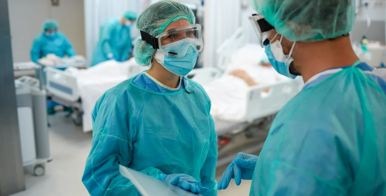 Healthcare workers talk in the ICU. Photo: iStock/Tempura