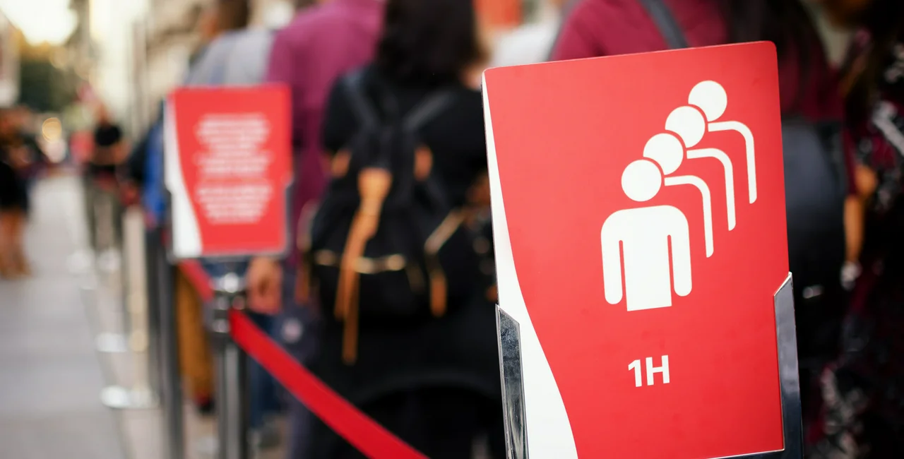 Waiting line at a museum via iStock / cristianoalessandro