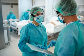 Healthcare workers talk in the ICU. Photo: iStock/Tempura