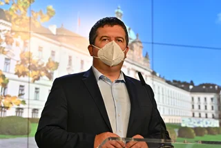 State of emergency: Hamáček calls opposition MPs 'hypocrites, irresponsible lunatics'