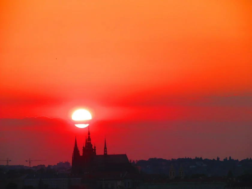 Sunset over Prague Castle / via Raymond Johnston