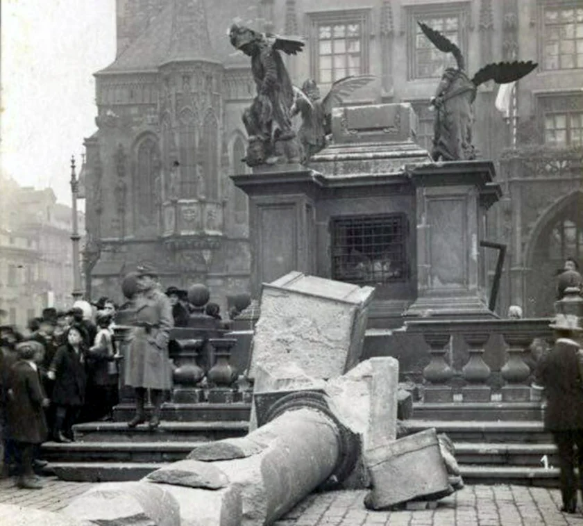 Vicotry Column toppled in Old Town Square