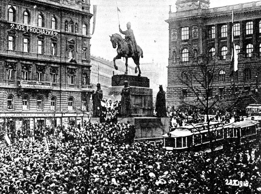 Wenceslas Square on October 28, 1918 / public domain