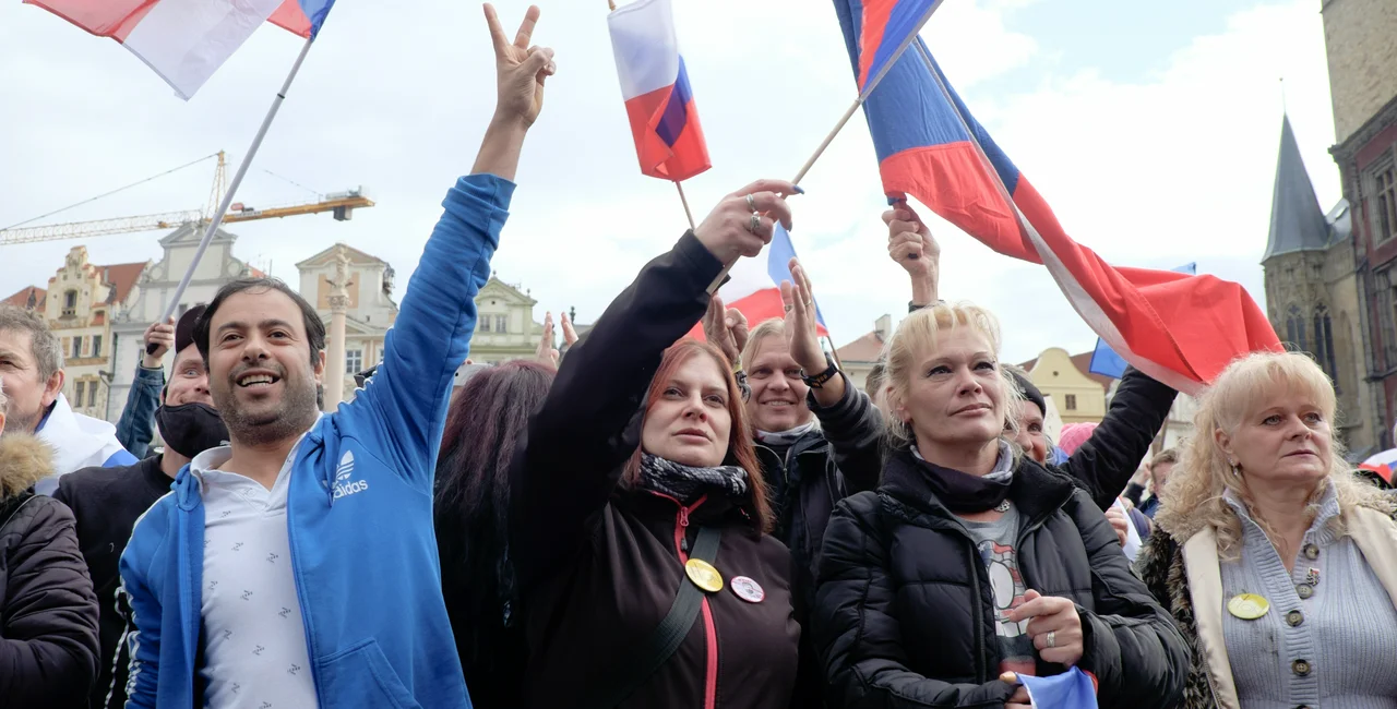 Demonstrators rally against anti-covid restrictions in Prague's Old Town Square October 17, 2020. (photo: Expats.cz)
