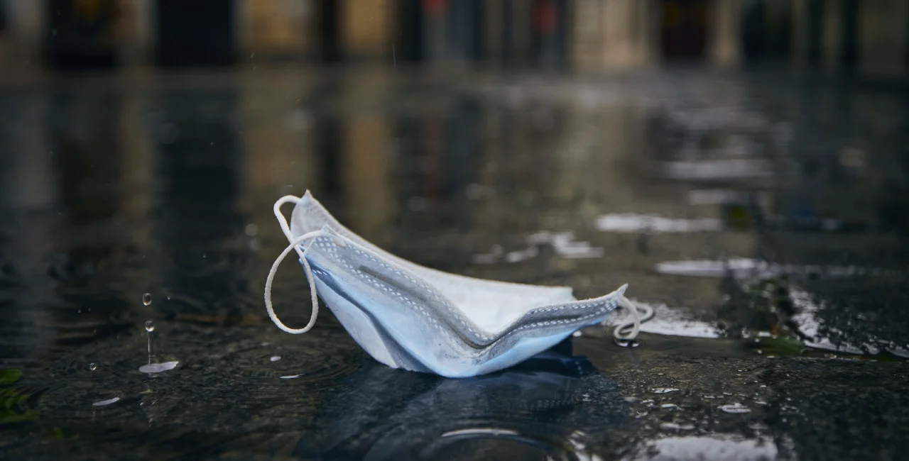 Face mask on the ground via iStock / Yauhen Akulich