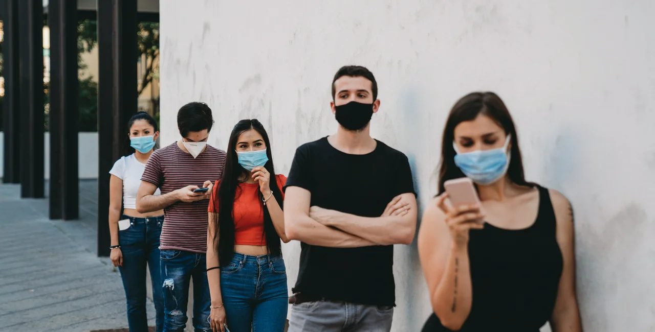 People waiting in line at a grocery store (photo iStock / Filippo Bacci)