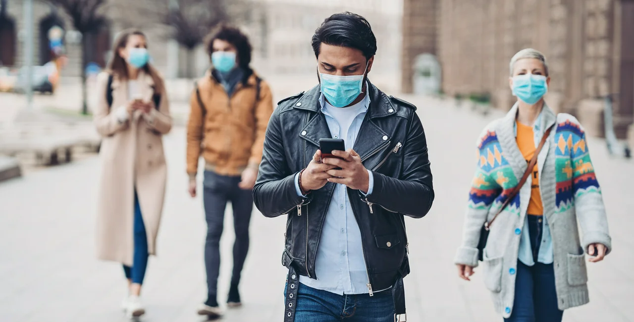 People with masks on the street. (photo: iStock / pixelfit)