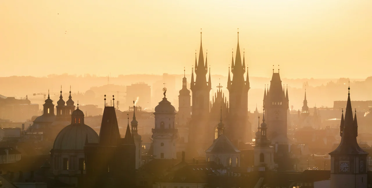 The morning sun rises over Prague's Old Town. (photo: Pexels / Denis Poltoradnev)