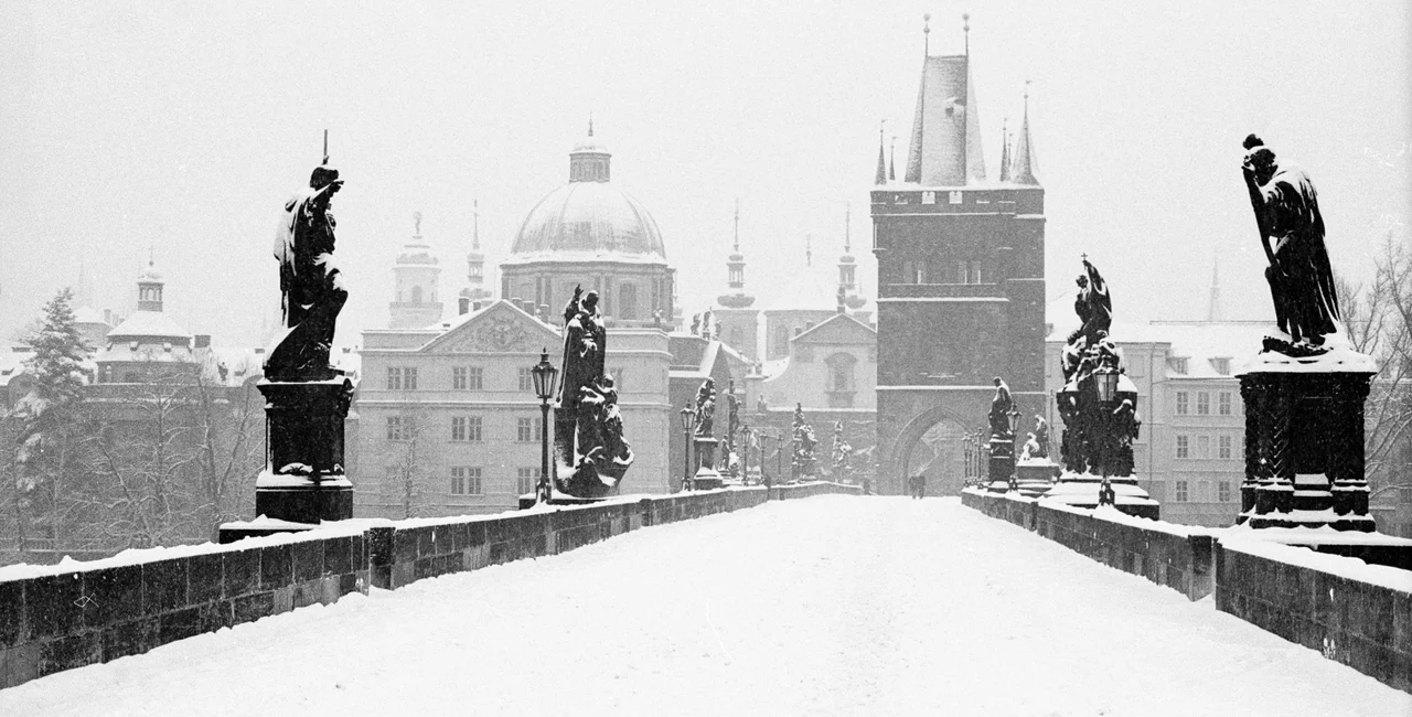 Charles Bridge covered in snow. (photo: James Fassinger - Expats.cz)