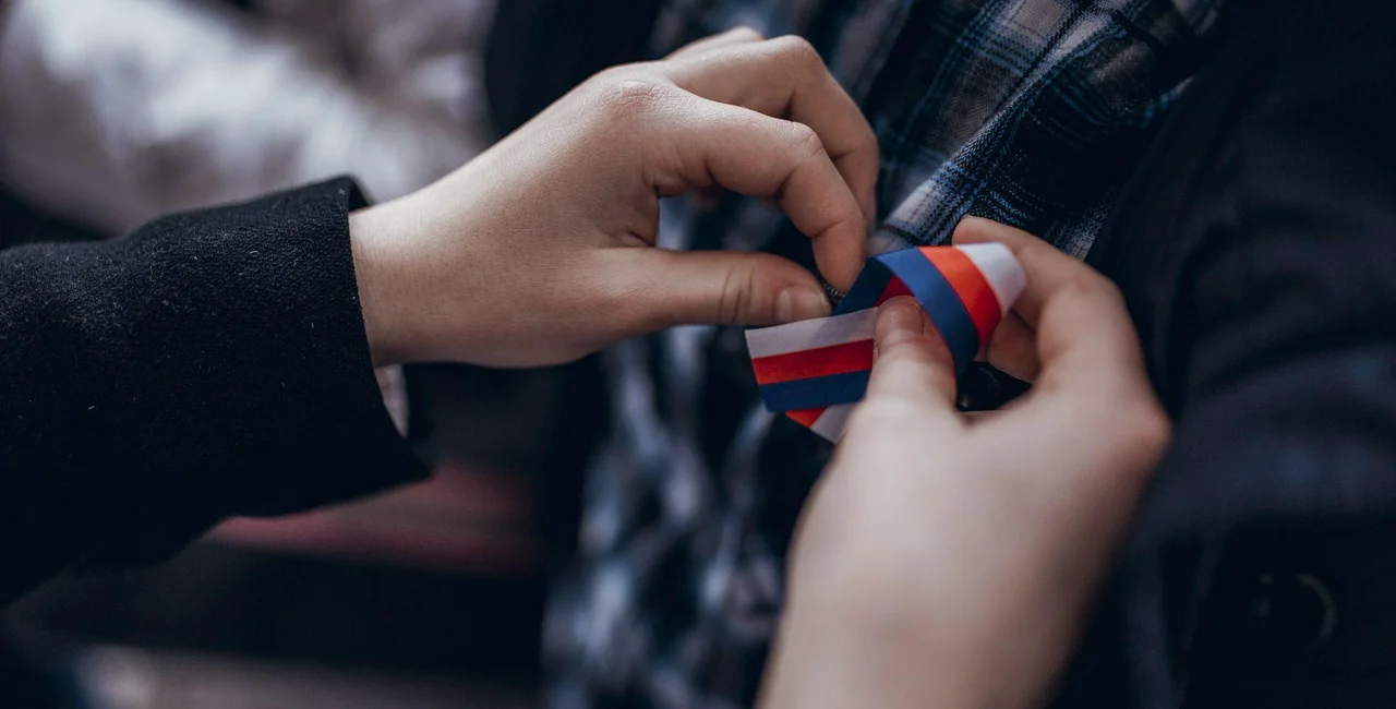 Tricolor ribbon for November 17. (photo: Dikyzemuzem.cz)
