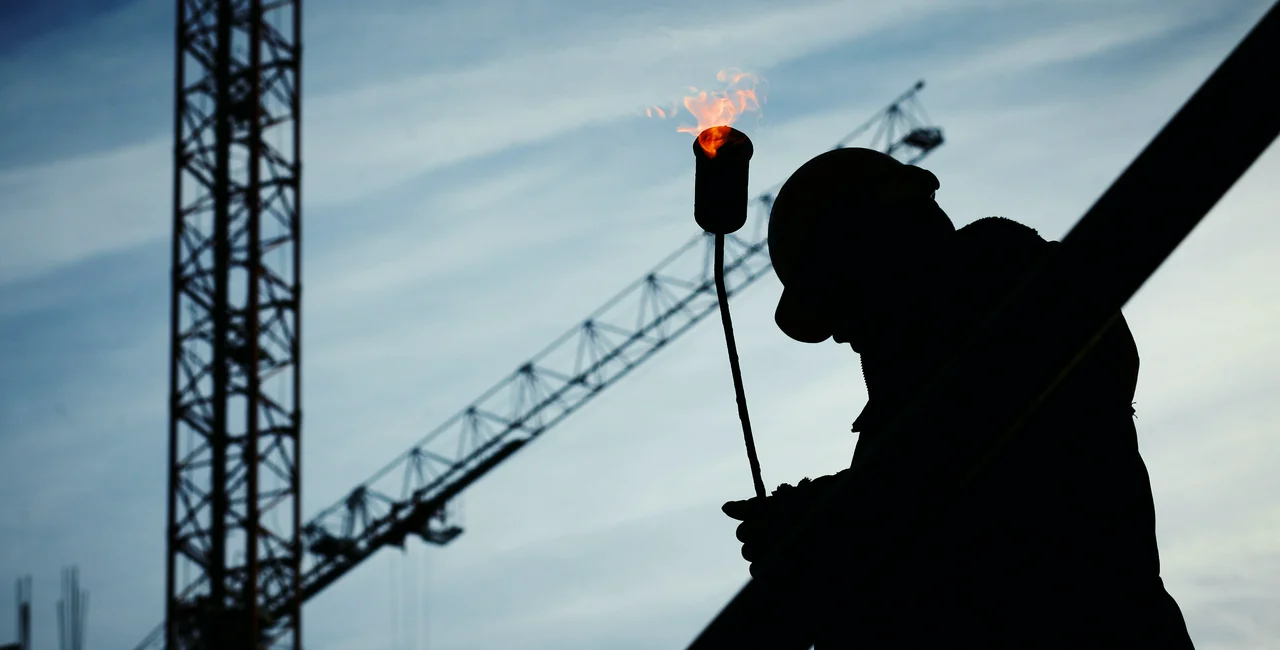 Worker with construction cranes and blow torch.  (photo: Pexels / yurykim)