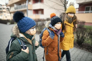 Children walk to school with protective masks.  (photo: iStock / Imgorthand)