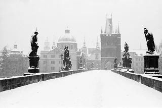 Charles Bridge covered in snow. (photo: James Fassinger - Expats.cz)