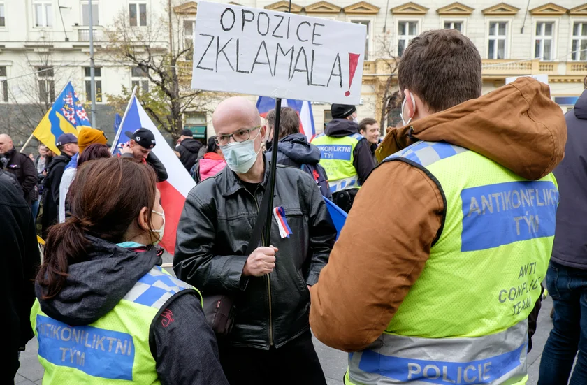 A demonstrator talks with members of the police 'anti-conflict' team during the rally on Wenceslas Square. (photo: James Fassinger - Expats.cz)