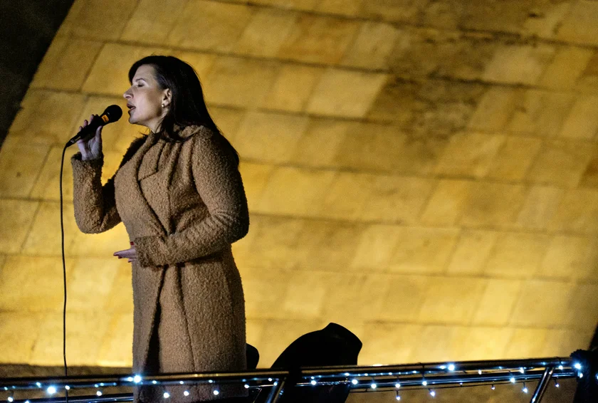 Andrea Tögel Kalivodová performs under Charles Bridge in Prague. (photo: James Fassinger - Expats.cz)