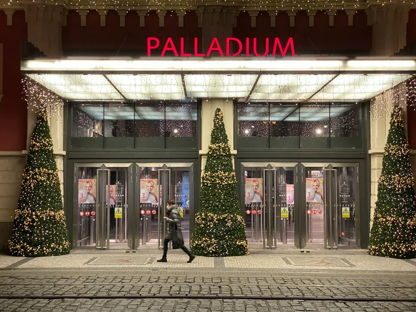 Experts say shopping malls like Palladium in Prague's center should remain closed during the holiday season. (photo:  Jason Pirodsky - Expats.com)