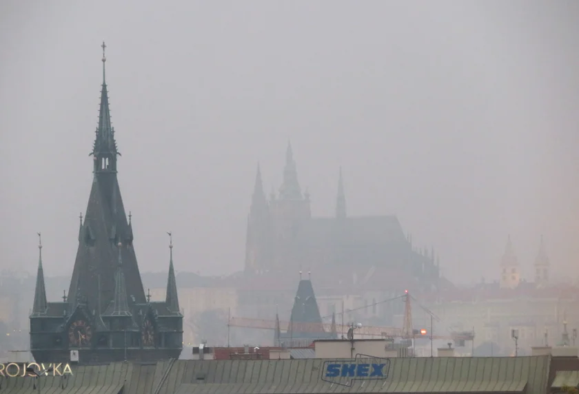 Fog over Prague Castle. (photo: Raymond Johnston - Expats.cz)